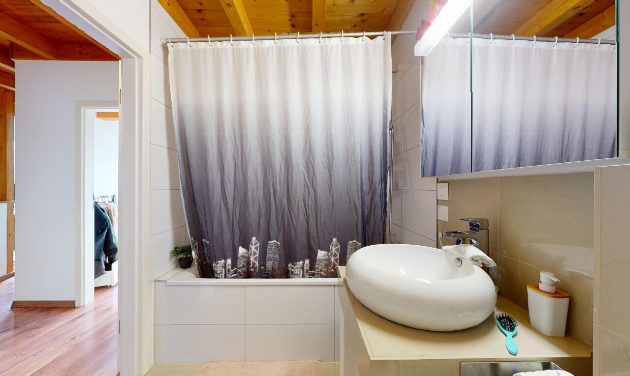 salle de bains avec inside property, salle de bain complète, évier, lavabo (ou coiffeuse selon le contexte), et wood ceiling