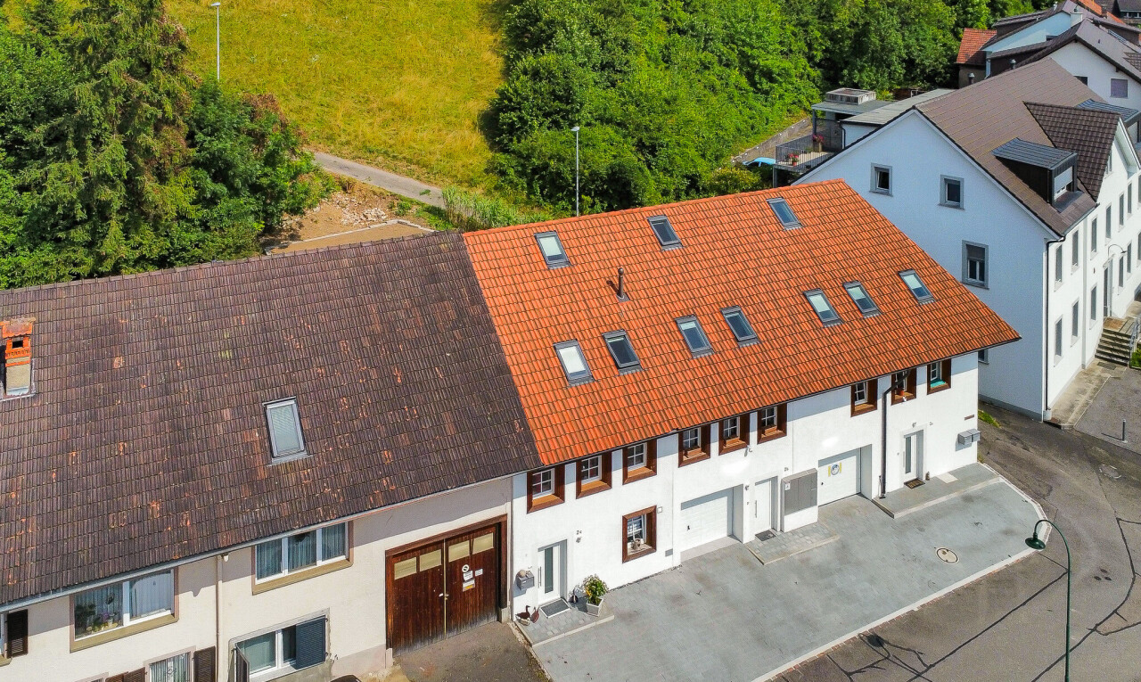 façade avec garage intégré, bardage en stuc, et allée