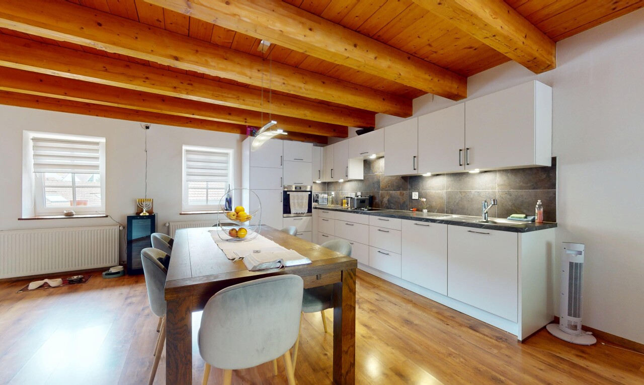 cuisine avec wood ceiling, plafond en bois, plans de travail, natural light, et lumière naturelle