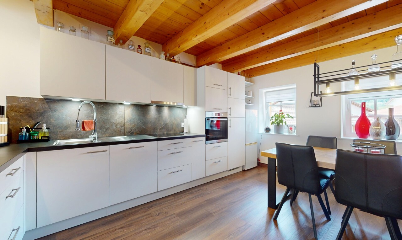 cuisine avec plafond en bois, wood ceiling, lumière naturelle, natural light, et inside property