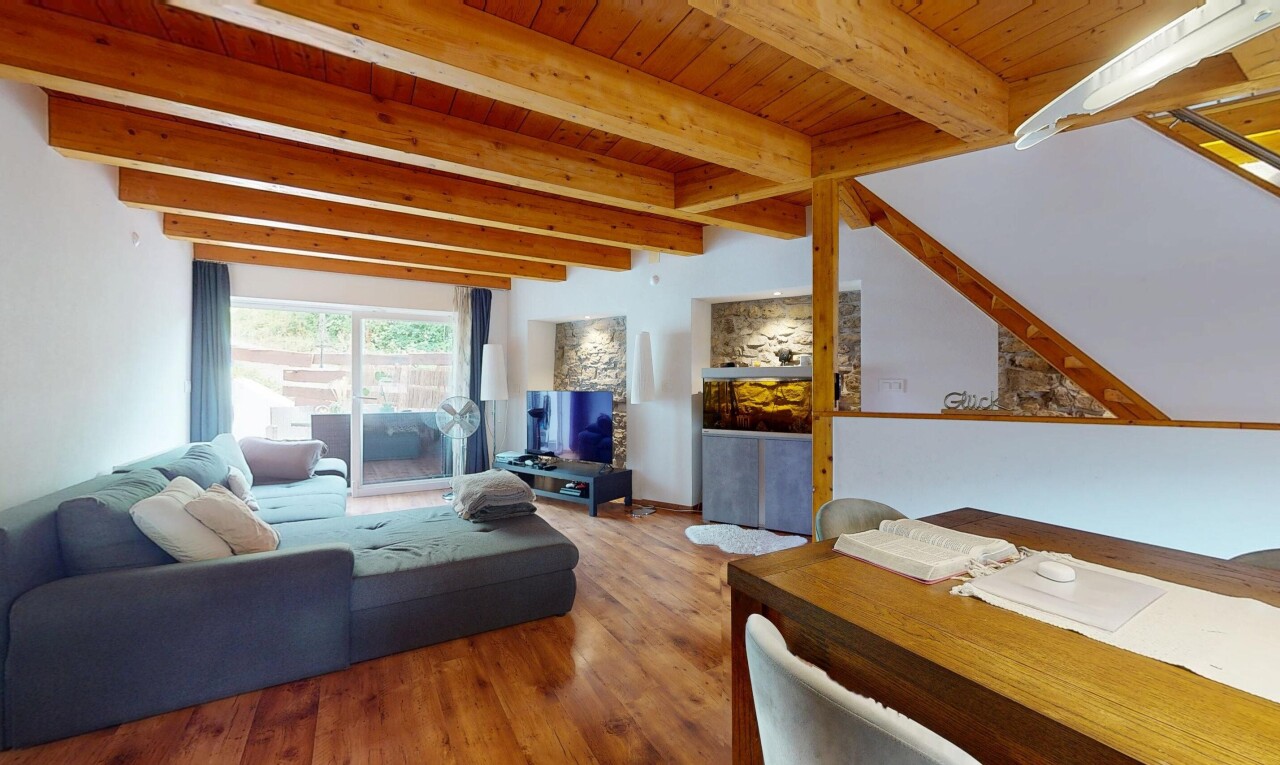 salon / salle à manger avec natural light, lumière naturelle, beamed ceiling, plafond à poutres, et inside property