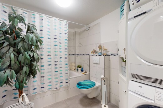bad mit waschturm, kombiniertes bad / dusche, fliesenboden, tile floor, und toilette