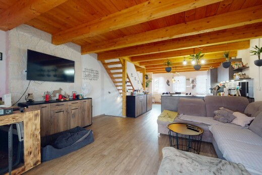 wohnzimmer mit inside property, fernseher, natural light, natürliches licht, und wood finish floor