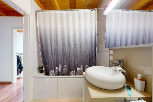 salle de bains avec inside property, salle de bain complète, évier, lavabo (ou coiffeuse selon le contexte), et wood ceiling