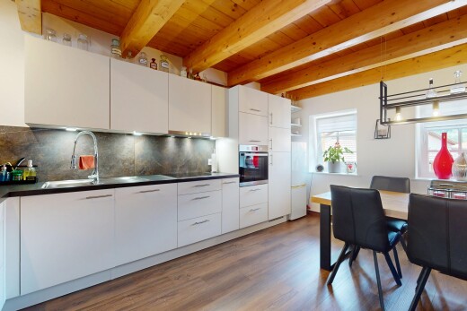 küche mit holzdecke, wood ceiling, natürliches licht, natural light, und inside property