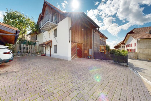 façade avec balcon, day time, bardage vertical, bardage en bois, et property visible