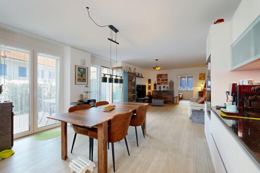 wohn- / esszimmer mit inside property, holzfußboden, wood finish floor, natürliches licht, und natural light