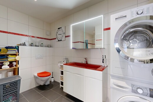 buanderie avec mur en carrelage, tile wall, inside property, buanderie, et sol en carrelage