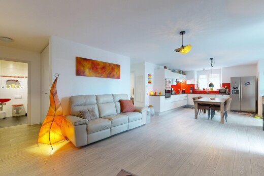 wohn- / esszimmer mit natürliches licht, natural light, l-förmige küche, inside property, und gipskartonwand