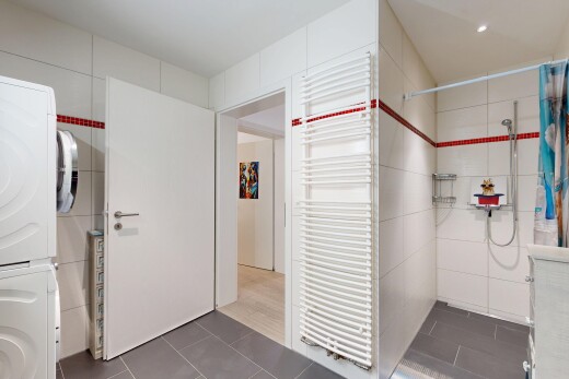 salle de bains avec radiateur, sol en carrelage, tile floor, mur en carrelage, et tile wall