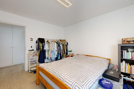 chambre avec inside property, cloison sèche, drywall, sol en finition bois, et wood finish floor