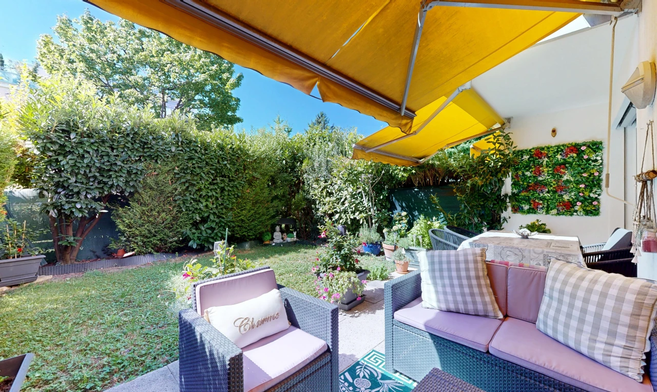 terrasse avec terrasse, espace de vie extérieur, pelouse, et from property