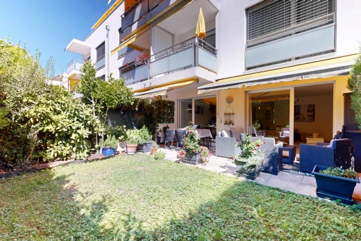 façade avec pelouse, balcon, espace de vie extérieur, auvent, et terrasse