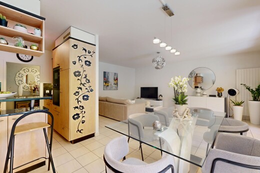 salon / salle à manger avec cloison sèche, drywall, télévision, light floor, et sol en carrelage