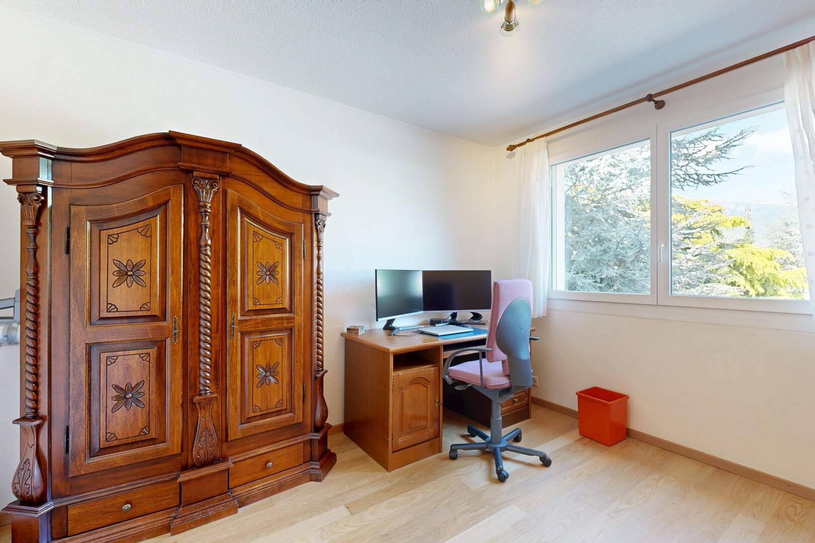 bureau avec espace bureau, cloison sèche, drywall, sol en finition bois, et wood finish floor