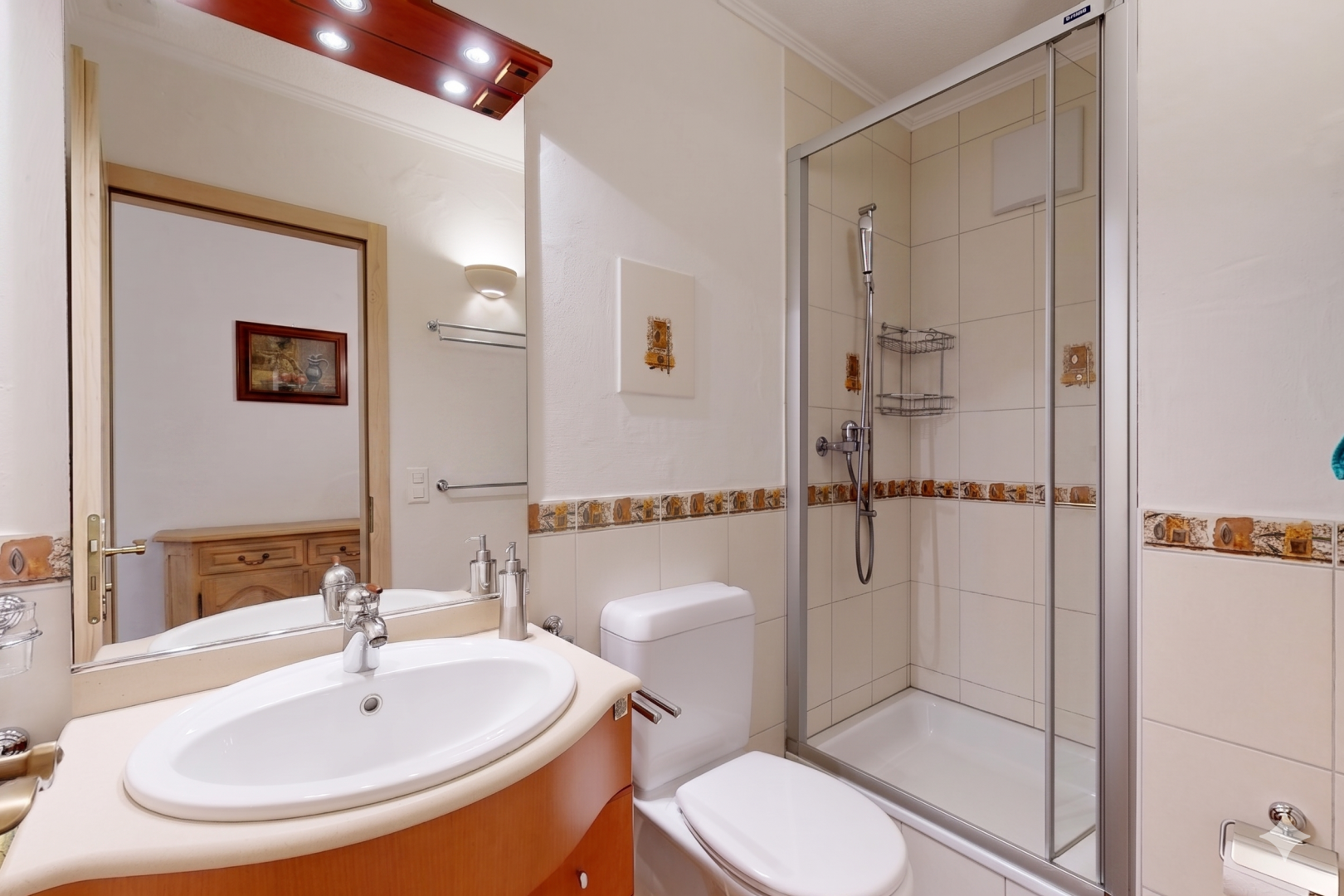 salle de bains avec lavabo (ou coiffeuse selon le contexte), douche, toilette, salle de bain complète, et inside property