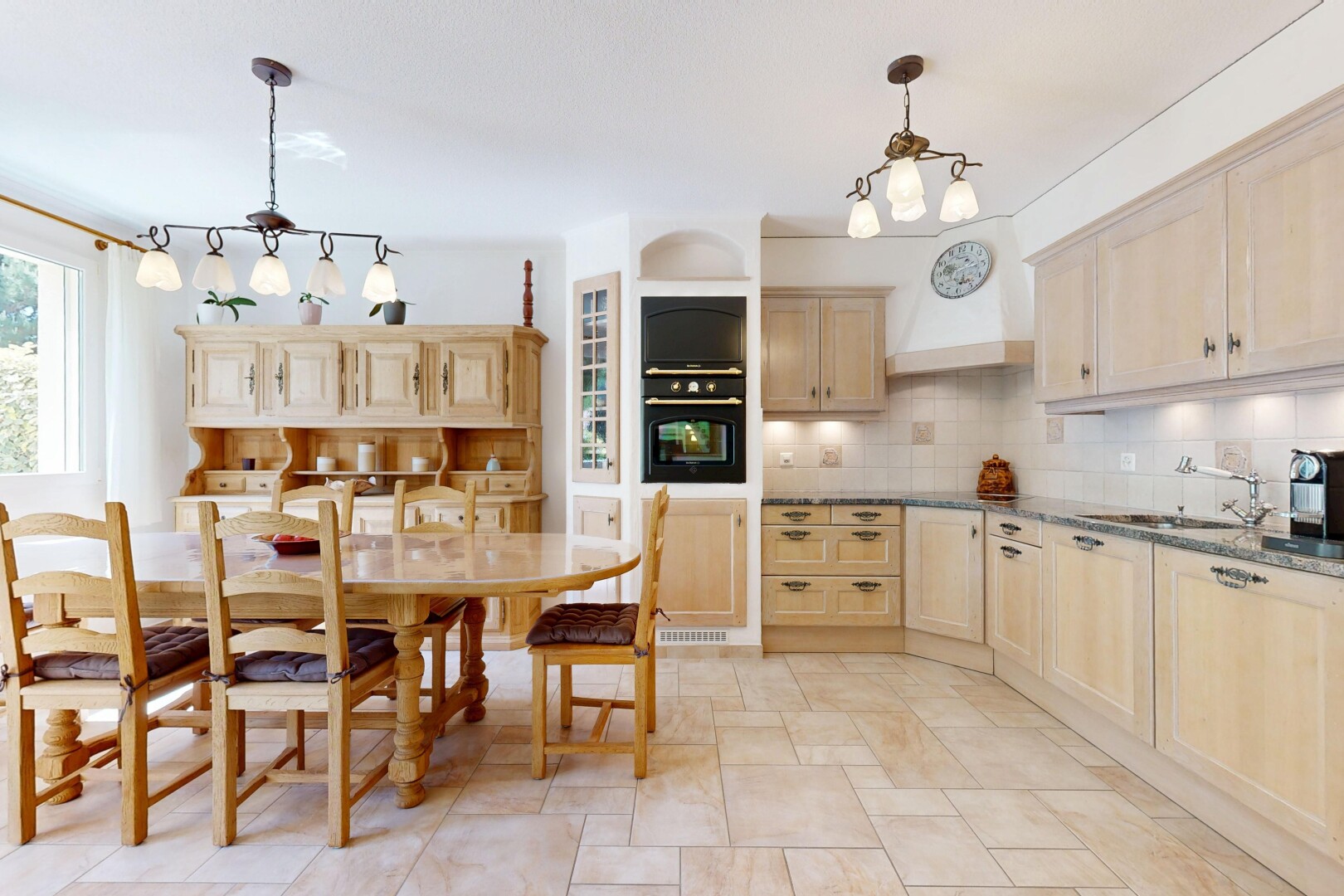 cuisine avec lustre remarquable, armoires marron clair, light brown cabinets, armoires de style shaker, et shaker cabinets