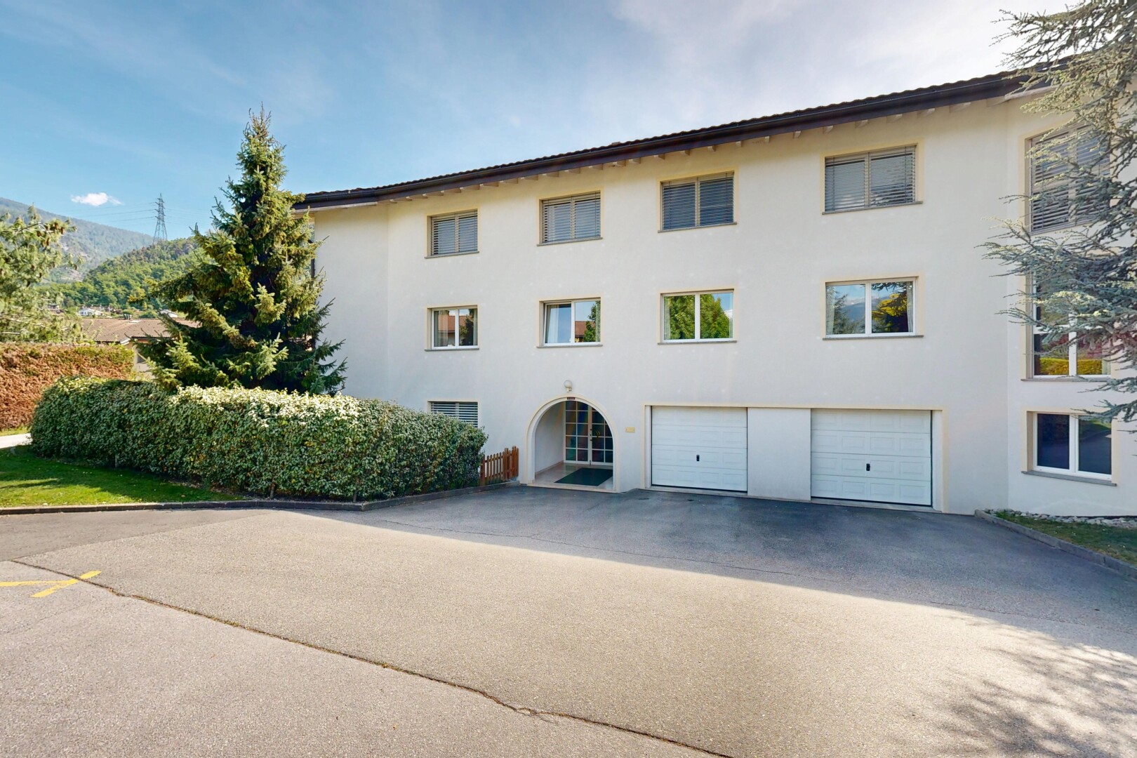 extérieur du bâtiment avec day time, garage intégré, from community, allée, et apartment complex view