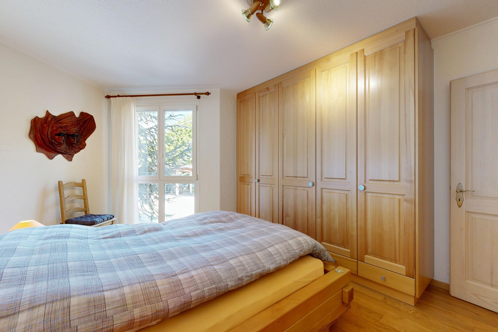 chambre avec drywall, cloison sèche, inside property, wood finish floor, et sol en finition bois