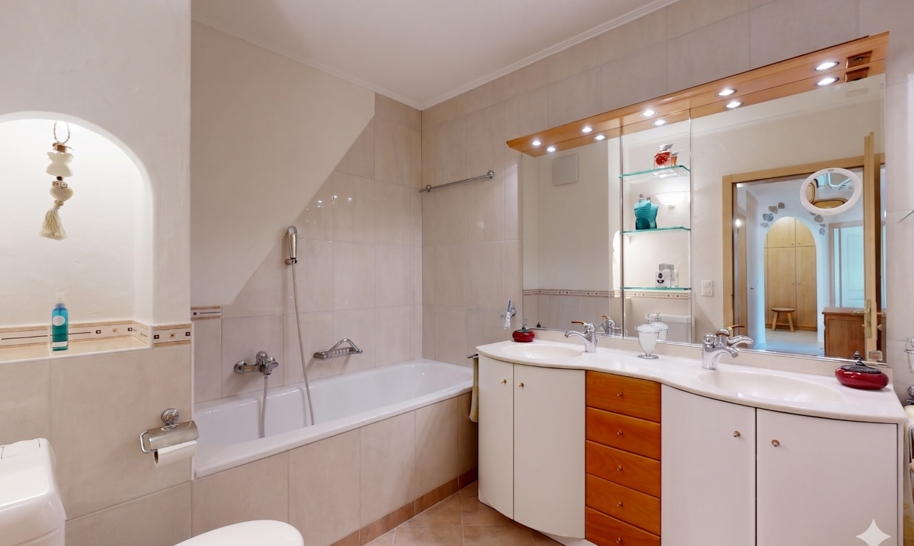 salle de bains avec salle de bain complète, double vasque, douche-bain combinés, light floor, et inside property