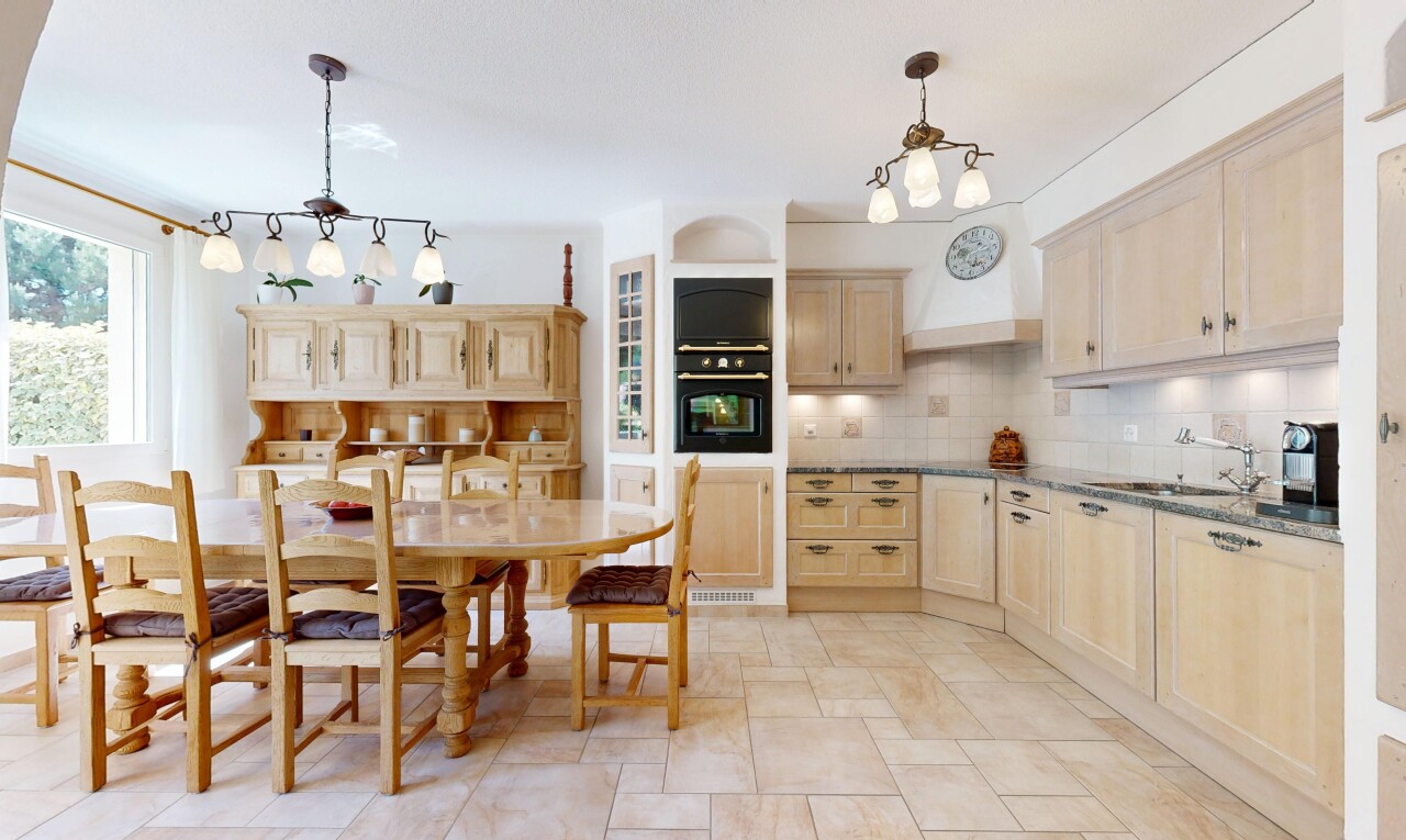 cuisine avec lustre remarquable, armoires marron clair, light brown cabinets, armoires de style shaker, et shaker cabinets