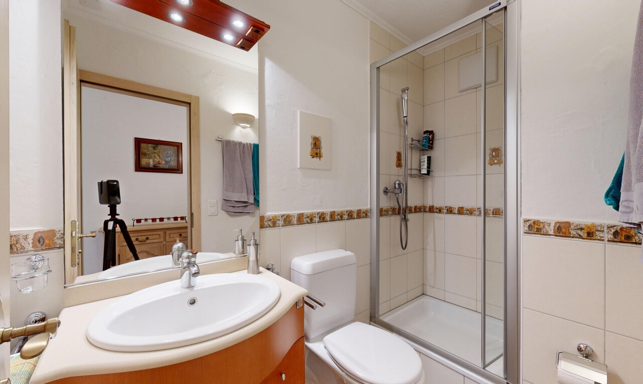 salle de bains avec lavabo (ou coiffeuse selon le contexte), douche, toilette, salle de bain complète, et inside property