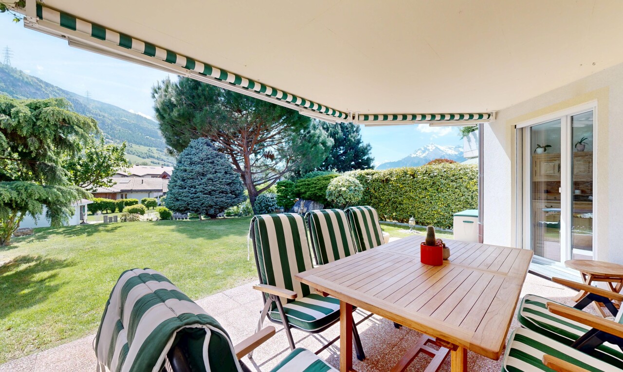 terrasse avec terrasse, coin repas extérieur, day time, pelouse, et from property