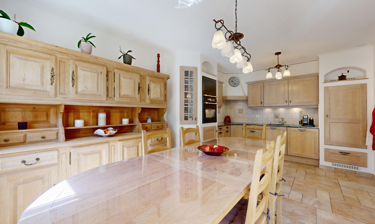 salle à manger avec inside property, backsplash, drywall, cloison sèche, et stone finish floor