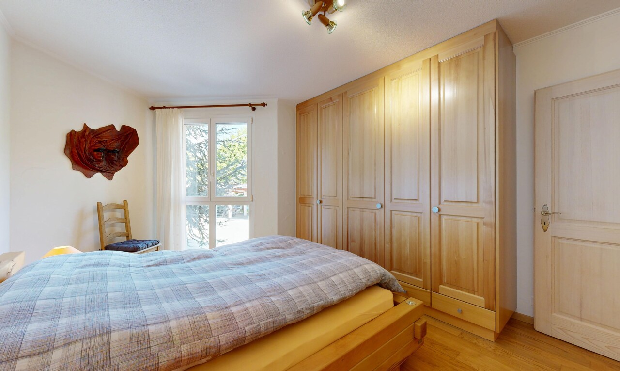 chambre avec drywall, cloison sèche, inside property, wood finish floor, et sol en finition bois