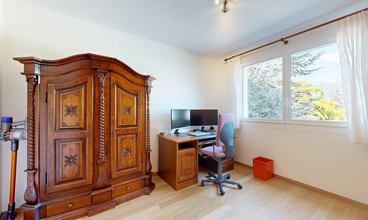 bureau avec espace bureau, cloison sèche, drywall, sol en finition bois, et wood finish floor