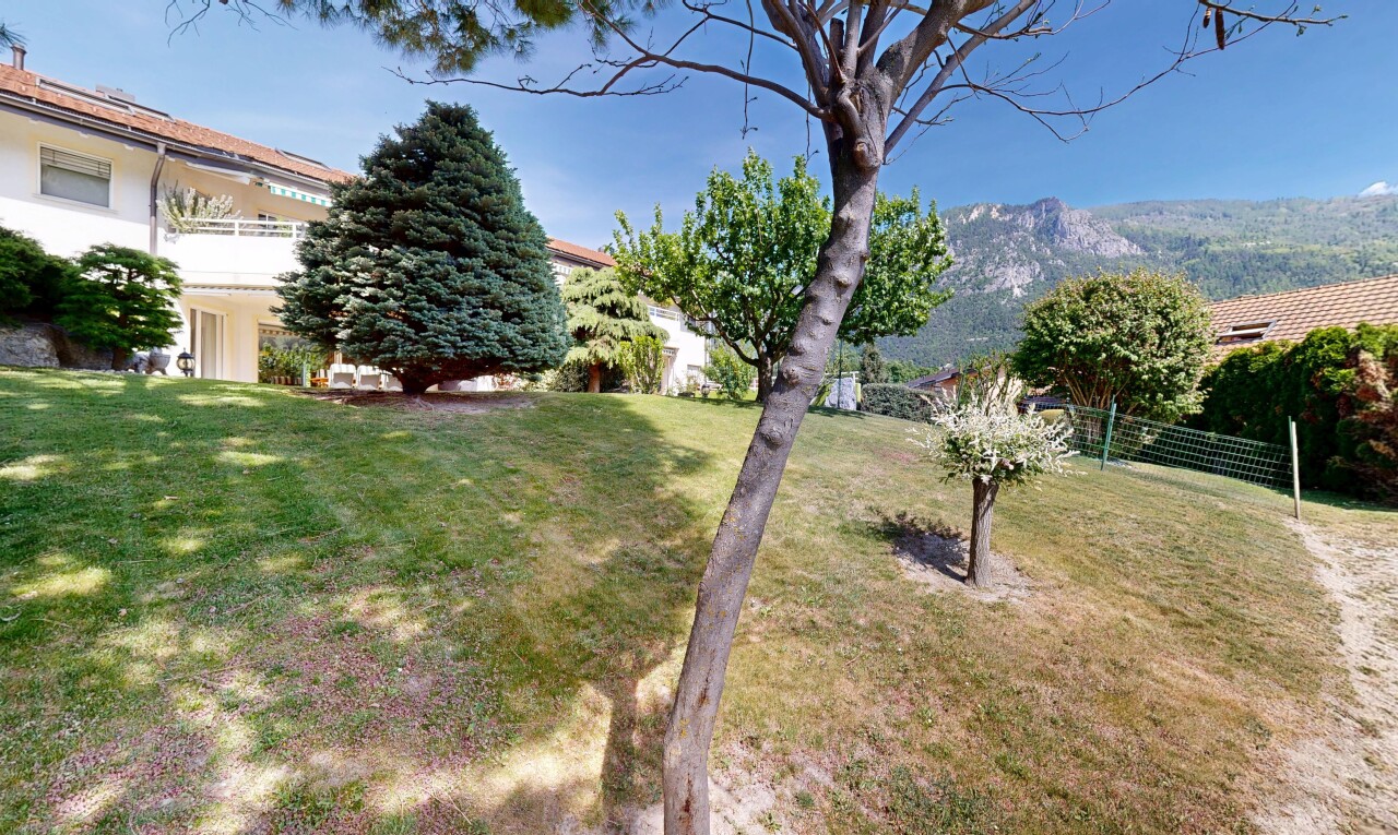 jardin avec pelouse, day time, clôture, from property, et mountain view
