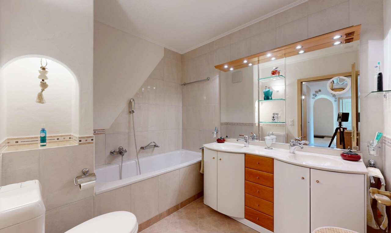 salle de bains avec salle de bain complète, double vasque, douche-bain combinés, light floor, et inside property