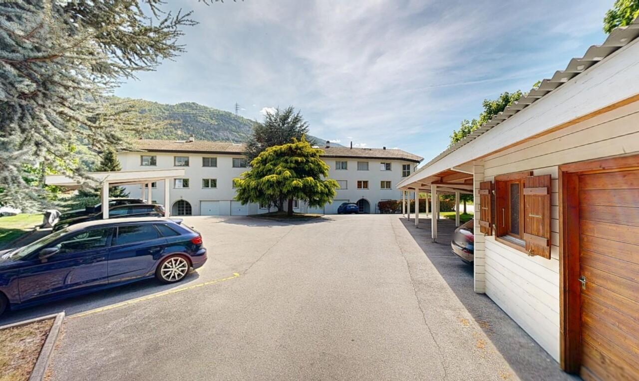 extérieur du bâtiment avec day time et parking