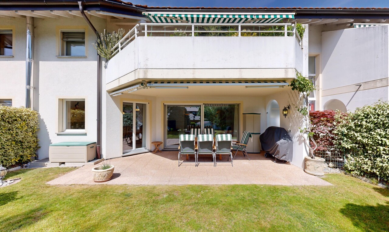 façade avec bardage en stuc, pelouse, balcon, terrasse, et day time