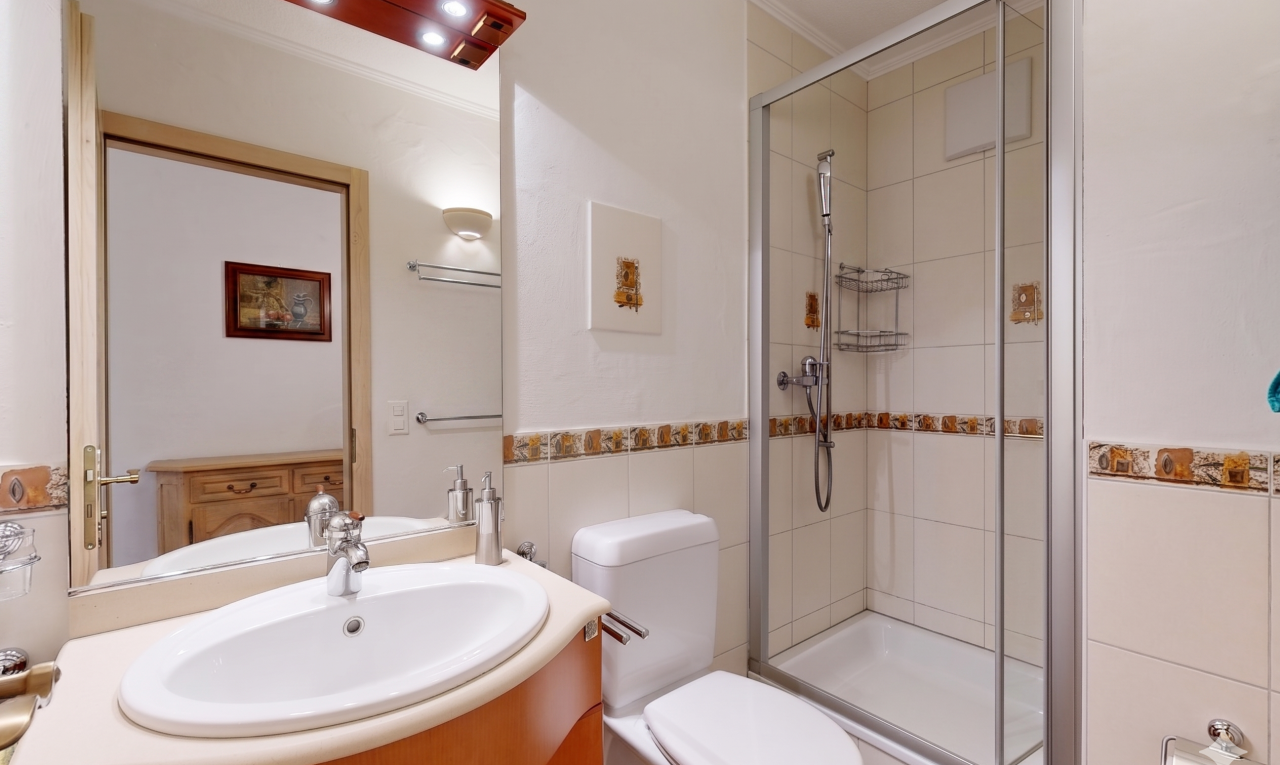 salle de bains avec lavabo (ou coiffeuse selon le contexte), douche, toilette, salle de bain complète, et inside property