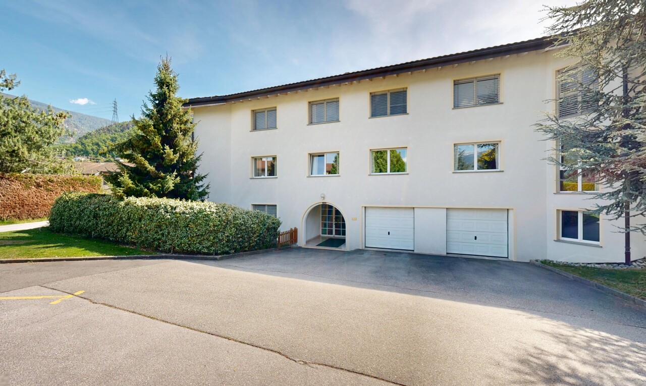 extérieur du bâtiment avec day time, garage intégré, from community, allée, et apartment complex view