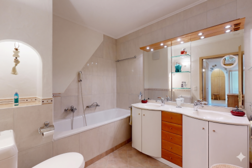 salle de bains avec salle de bain complète, double vasque, douche-bain combinés, light floor, et inside property