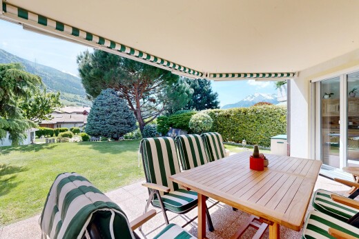 terrasse avec terrasse, coin repas extérieur, day time, pelouse, et from property