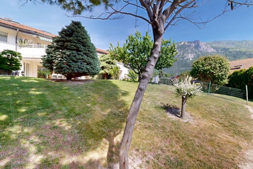 jardin avec pelouse, day time, clôture, from property, et mountain view