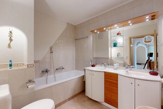 salle de bains avec salle de bain complète, double vasque, douche-bain combinés, light floor, et inside property
