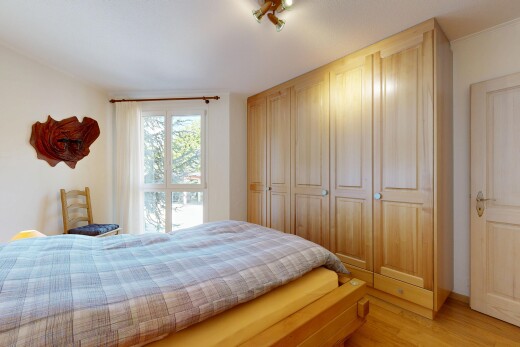 chambre avec drywall, cloison sèche, inside property, wood finish floor, et sol en finition bois