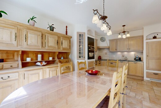 salle à manger avec inside property, backsplash, drywall, cloison sèche, et stone finish floor