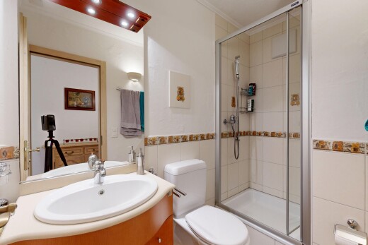 salle de bains avec lavabo (ou coiffeuse selon le contexte), douche, toilette, salle de bain complète, et inside property