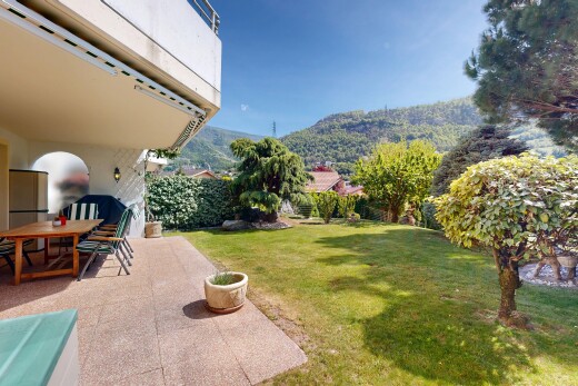 terrasse avec pelouse, day time, from property, coin repas extérieur, et vue sur la montagne