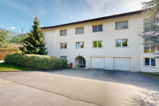 extérieur du bâtiment avec day time, garage intégré, from community, allée, et apartment complex view