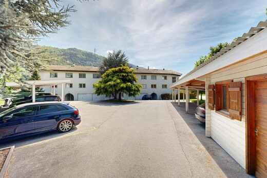extérieur du bâtiment avec day time et parking