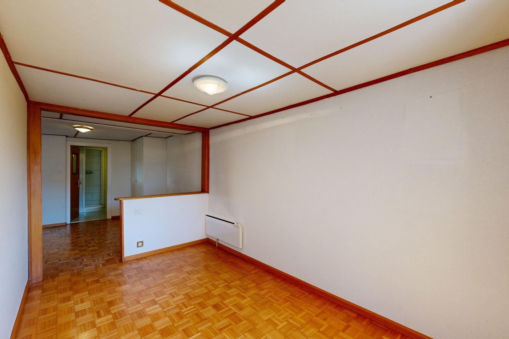 pièce vide avec drywall, cloison sèche, parquet floor, baseboards wall, et plinthes murales