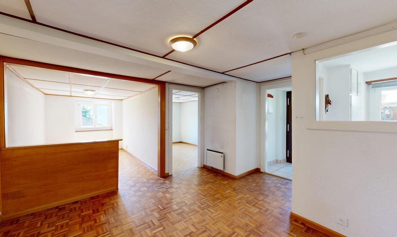 pièce vide avec drywall, cloison sèche, low ceiling, plafond bas, et baseboards wall