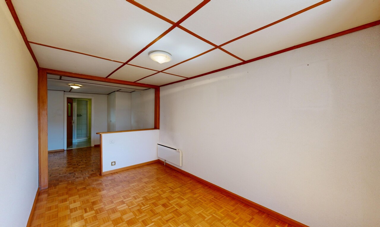 pièce vide avec drywall, cloison sèche, parquet floor, baseboards wall, et plinthes murales