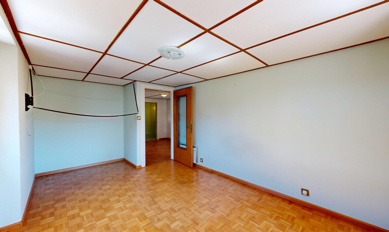 pièce vide avec drywall, cloison sèche, baseboards wall, plinthes murales, et parquet floor